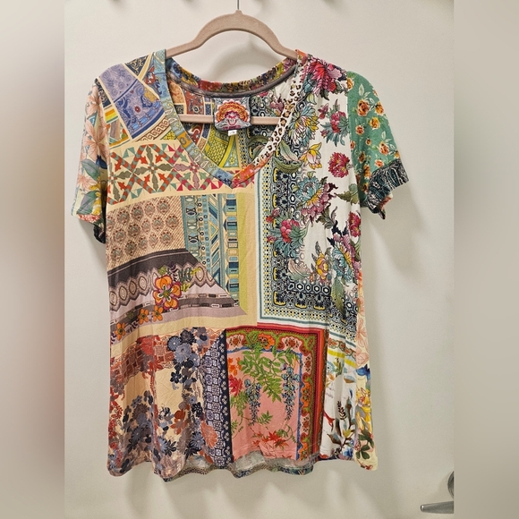 Johnny Was Anika Short Sleeve V-Neck Tee Size XS - Picture 3 of 12